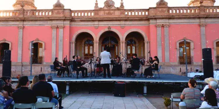 Disfrutan los chihuahuenses del concierto “Noche bajo las estrellas” en el Centro Cultural “Quinta Carolina”
