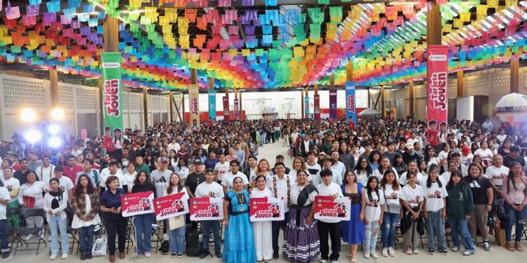 Entrega Salomón Jara más de mil tarjetas Joven que dan acceso a desarrollo integral a personas de 18 a 20 años