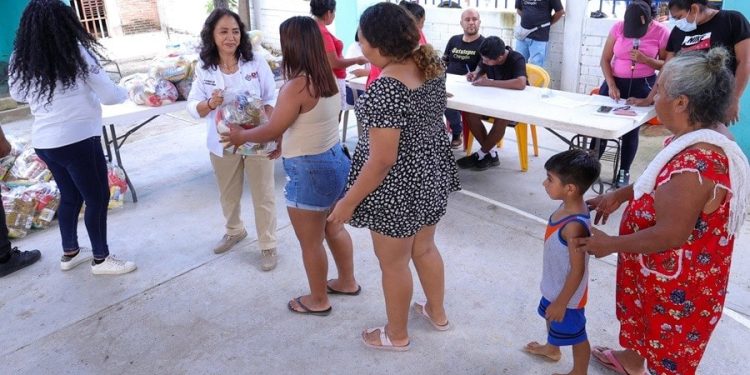 Entrega DIF Oaxaca más de 18 mil canastas alimentarias a familias costeñas afectadas por el huracán Erick 