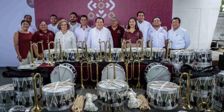 Equipan con instrumentos y material a bandas de guerra del CecyteyDescargar