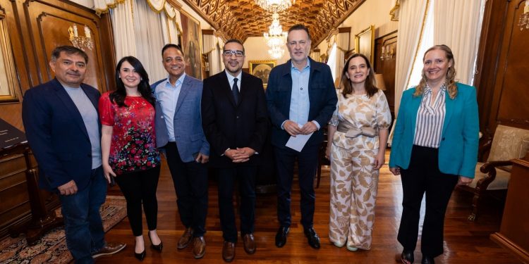 Fortalecen lazos Querétaro y AWS