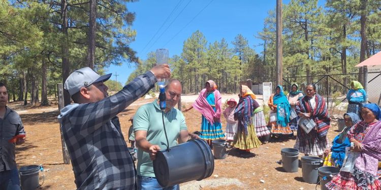 Lleva JCAS filtros y agua potable a la Sierra Tarahumara