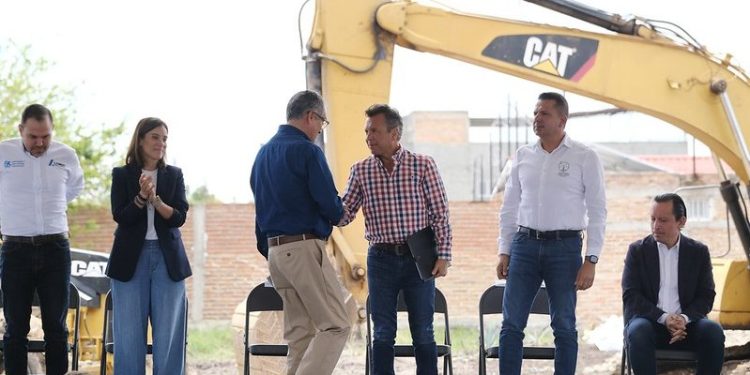 Pablo Lemus Navarro, Gobernador de Jalisco, anuncia acciones de impulso a la vivienda social y respaldo a productores de miel de Jamay