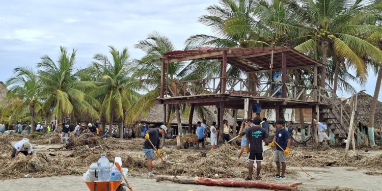 Refuerzan apoyo a Chacahua Isla tras paso del huracán Erick
