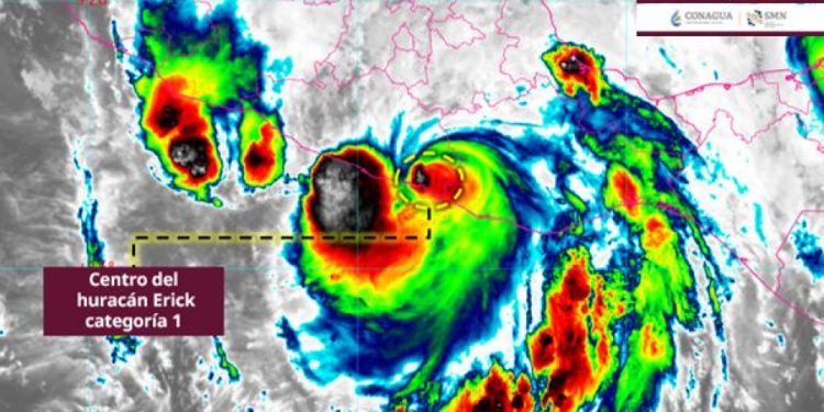 Se degrada Huracán Erick a categoría 1 y continúa generando lluvias intensas en Oaxaca