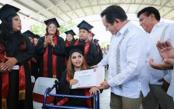 Beca Juventudes Renacimiento apoyará a miles de jóvenes universitarios