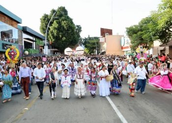 Cautiva Primer Desfile de Delegaciones que anuncia el Lunes del Cerro de la Guelaguetza 2025