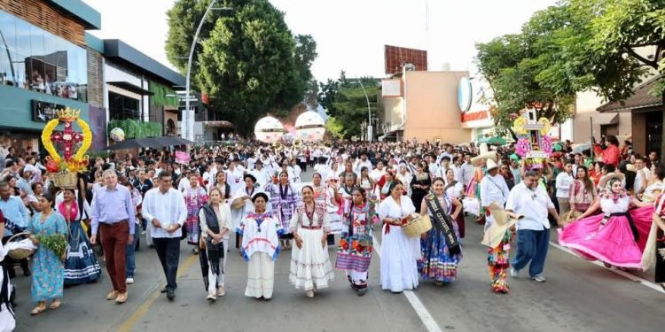 Cautiva Primer Desfile de Delegaciones que anuncia el Lunes del Cerro de la Guelaguetza 2025
