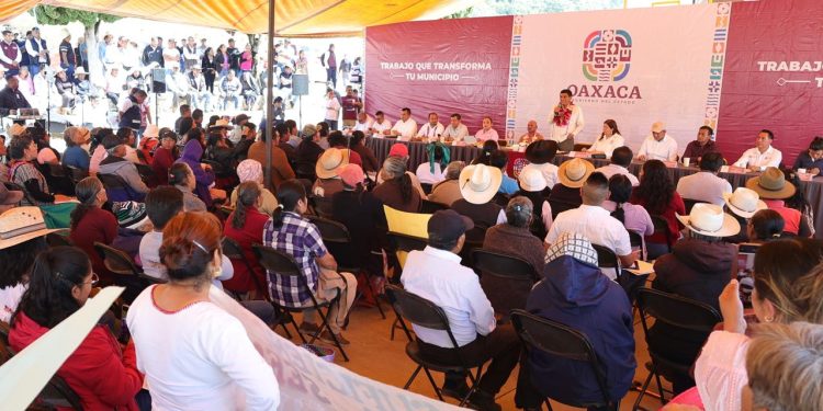 Consolida Salomón Jara la paz entre habitantes de Santo Domingo Ixcatlán y Santa Cruz Tacahua