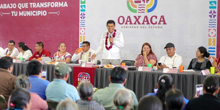 Destina Gobernador de Oaxaca 10 mdp para la pavimentación  de camino en San Juan Coatzóspam