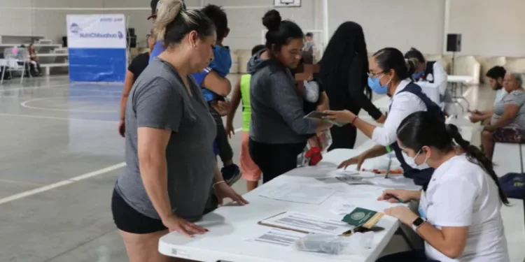 Entrega NutriChihuahua apoyos alimentarios en jornada de vacunación contra el sarampión en Cuauhtémoc