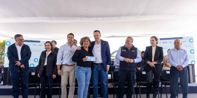 Entrega Gobernador 300 vehículos correspondientes a la primera etapa de Qrotaxi