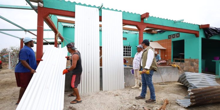 Entrega SIC más de 12 mil láminas a personas afectadas por Erick para  poner a la Costa de pie
