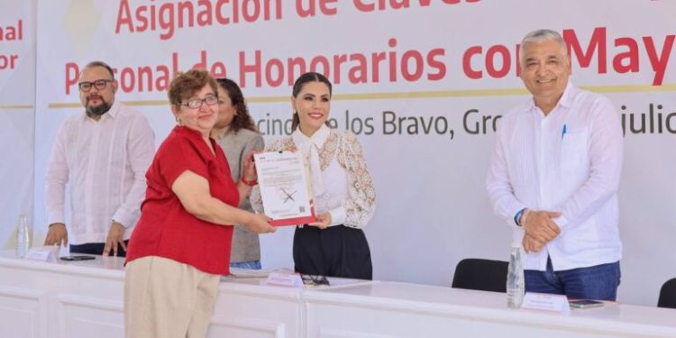 Evelyn Salgado cumple compromiso de justicia laboral con entrega de plazas a trabajadores de la educación en Guerrero