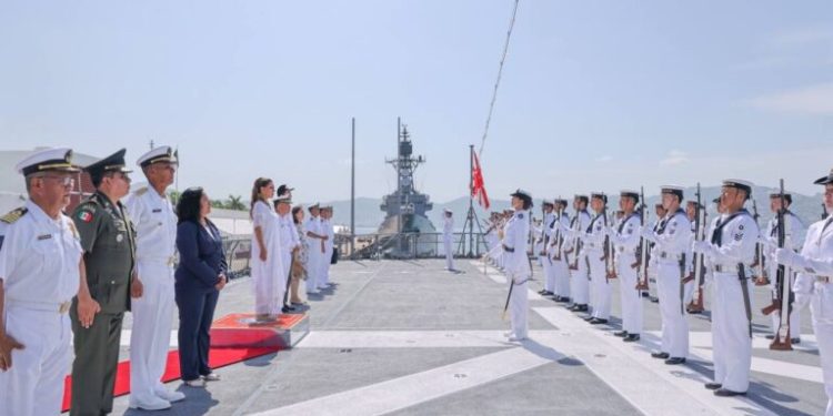 Evelyn Salgado da la bienvenida a la tripulación de los buques Kashima y Shimakaze de la Fuerza Marítima de Autodefensa de Japón