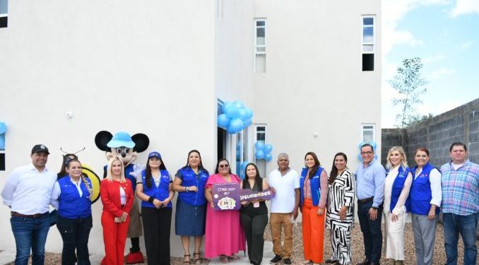 GANADORES DEL DÍA DE LA FAMILIA RECIBIERON LAS LLAVES DE SUS CASAS DE MANOS DE TERE JIMÉNEZ