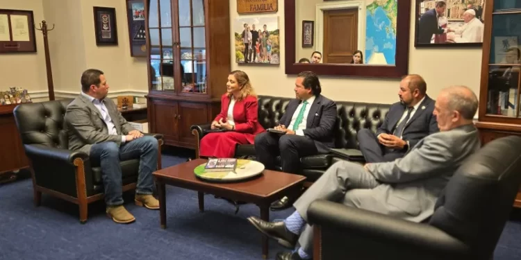 Maru Campos se reúne en Washington con el congresista Tony Gonzales