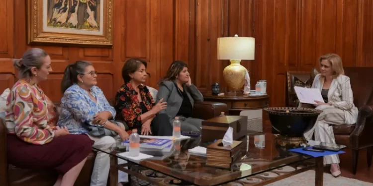 Maru Campos se reúne con activistas y representantes de colectivos de mujeres