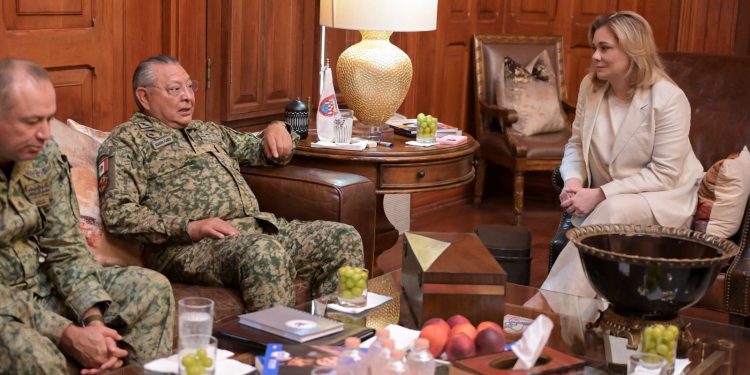 Maru Campos recibe en Palacio de Gobierno al comandante de la XI Región Militar, Eufemio Ibarra Flores