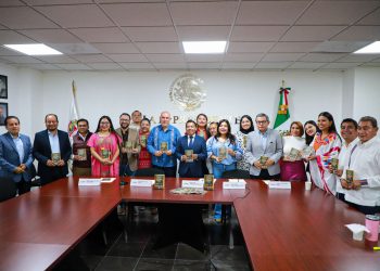 Presentan en Congreso del Estado libro sobre la Constitución Política de Oaxaca y sus reformas