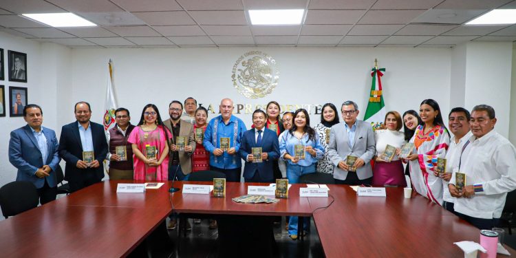 Presentan en Congreso del Estado libro sobre la Constitución Política de Oaxaca y sus reformas