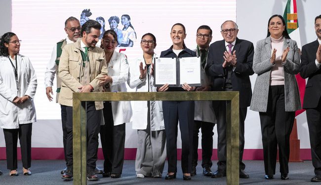 Presidenta firma decreto para incorporar hospitales y unidades médicas rurales al IMSS en beneficio de 10.8 millones de mexicanos