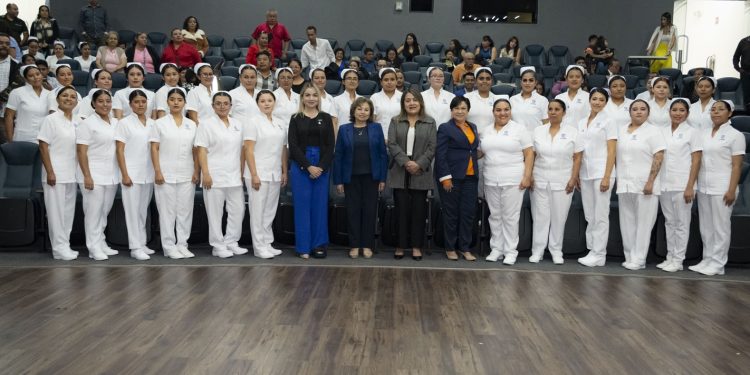 Secretaria de Salud encabeza ceremonia en Universidad de las Mujeres