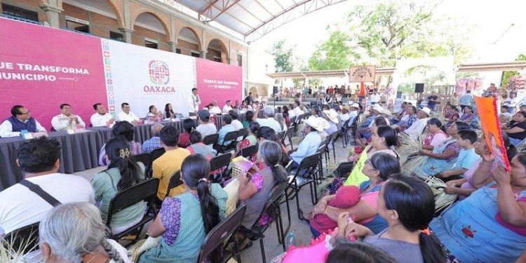 Cumple Salomón Jara compromisos con Santa María Texcatitlán con rehabilitación de sistema de agua