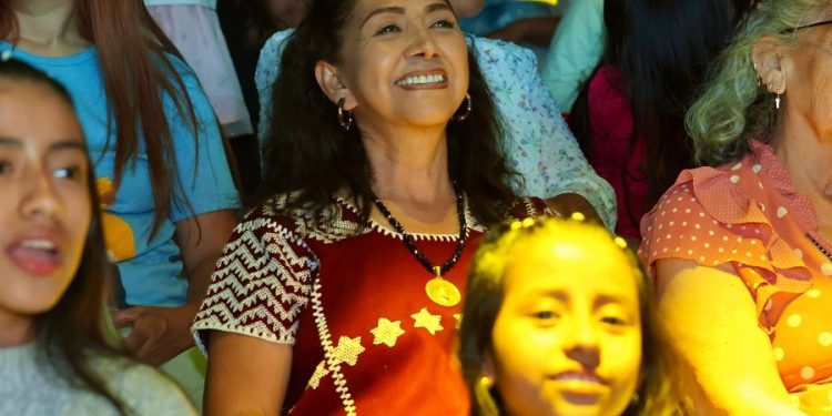 Un éxito, el show musical de la “Gallina Pintadita” en el Auditorio Guelaguetza