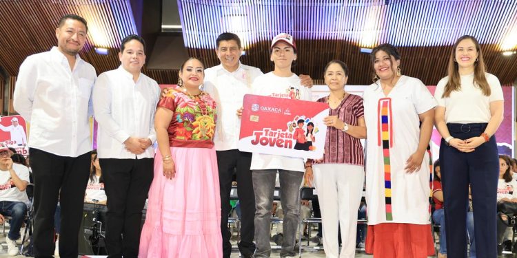 Con entrega de tarjetas Joven y de Mi Primera Chamba, Gobierno de Oaxaca reconoce a las juventudes como protagonistas de la transformación