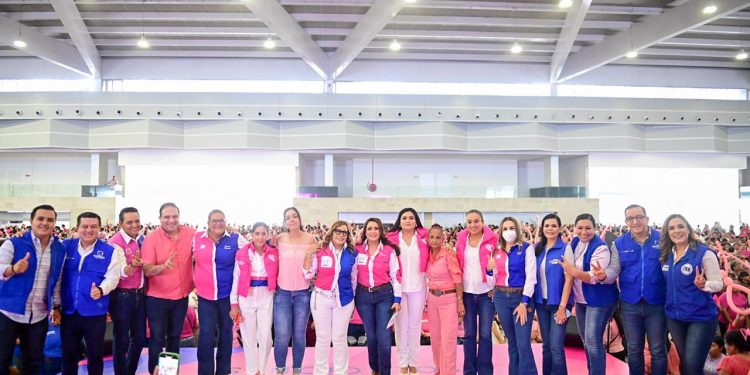 ENTREGA TERE JIMÉNEZ TARJETAS ROSAS A MUJERES DE TODO EL ESTADO