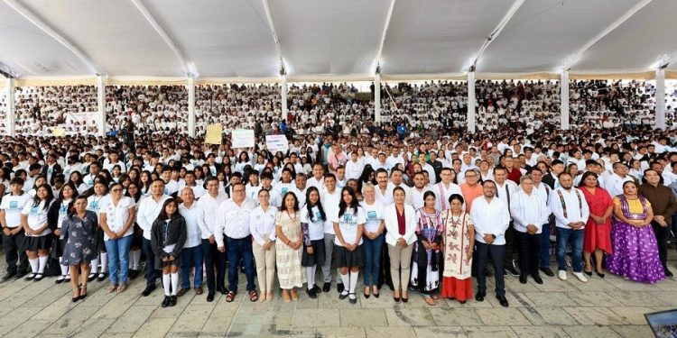 Entrega Salomón Jara equipo de cómputo a 302 planteles de educación media superior de Oaxaca