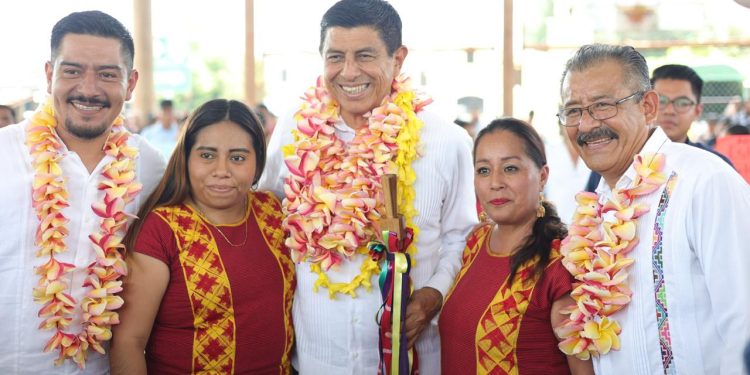 Ofrece Primavera Oaxaqueña mejores caminos para San Juan Guichicovi