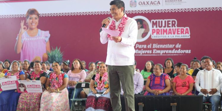 Respalda Salomón Jara a emprendedoras del Istmo de Tehuantepec con la entrega de mil créditos a la palabra Mujer Primavera