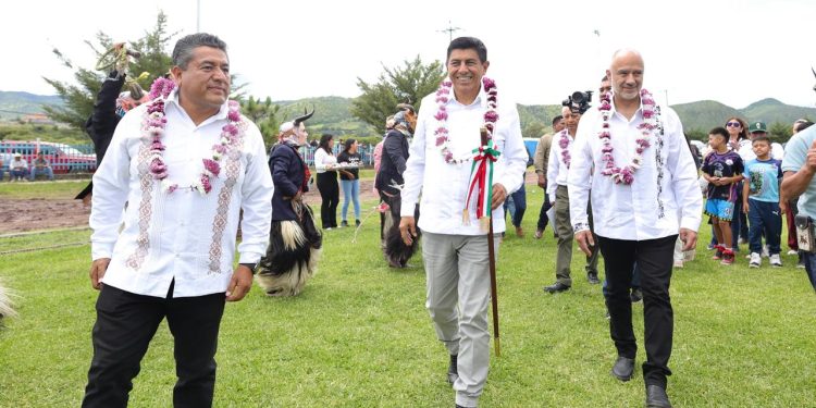 Da banderazo de inicio Gobernador de Oaxaca y SICT a mantenimiento de carretera Huajuapan-Putla