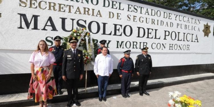 Díaz Mena honra labor de bomberos y paramédicos de Yucatán