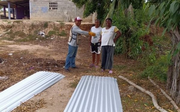 Entrega Ceabien más de 400 láminas a familias en Santo Domingo Armenta