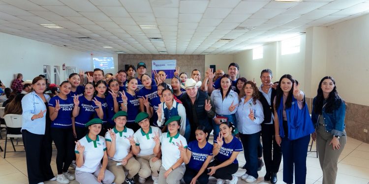 Entrega Ichijuv apoyos económicos a jóvenes en la Sierra Tarahumara