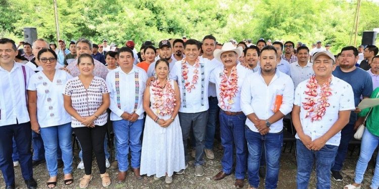 Entrega Salomón Jara mobiliario escolar y camino que une a Pochutla y Huatulco