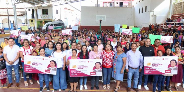 Entrega Primavera Oaxaqueña tarjetas Margarita Maza y Farmacias Bienestar en la Sierra de Flores Magón