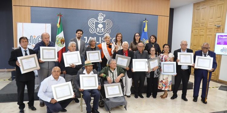Entregan Gobierno de Jalisco y DIF Estatal Reconocimiento a las Personas Adultas Mayores Distinguidas 2025