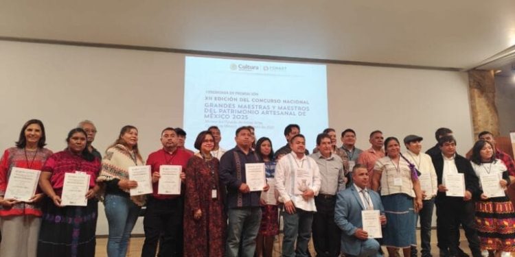 Ganan artesanos guerrerenses premios en la XII Edición del Concurso Nacional Grandes Maestras y Maestros