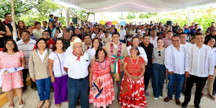 Inaugura Salomón Jara carretera en San Pablo Huitzo y arranca construcción de planta de tratamiento de agua