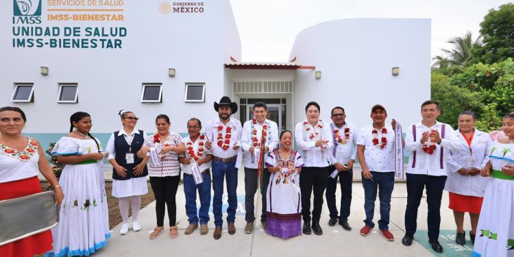 Inaugura Salomón Jara la ampliación de un Centro de Salud y entrega mobiliario escolar en la agencia Barra de Colotepec