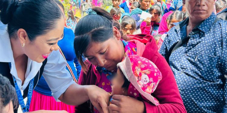 Intensifica Gobierno del Estado jornadas de vacunación contra el sarampión en comunidades remotas