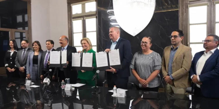 Maru Campos le cumple al magisterio: firma acuerdo para garantizar pago de prestaciones pendientes