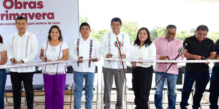 Inaugura Gobernador Salomón Jara pavimentación de camino en Santiago Suchilquitongo