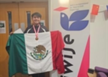 Triunfa alumno del CECyTEQ en Inglaterra con salsa en polvo