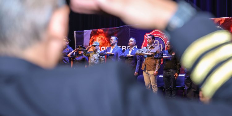 Reconoce Eric Gudiño labor de Bomberos Querétaro