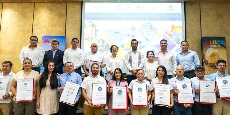 Reconocen a empresas turísticas con entrega de distintivos en Puerto Vallarta